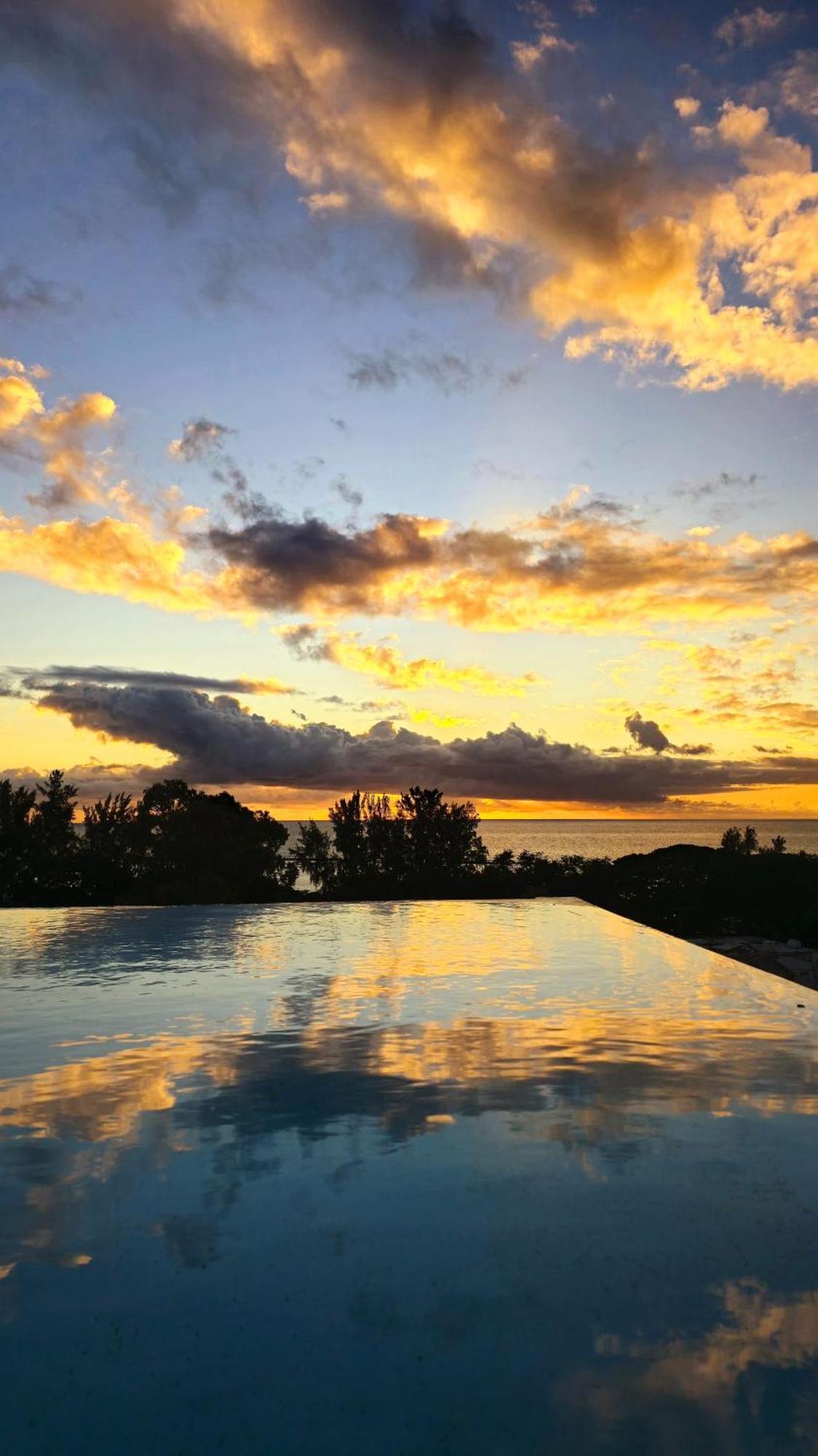 Luxury Penthouse With Infinity Pool & Stunning Sea View Apartment Flic en Flac Ngoại thất bức ảnh